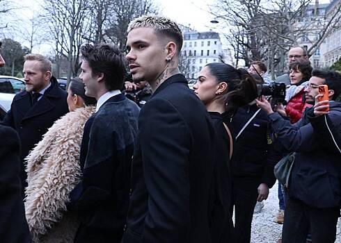 Среднего сына Бекхэмов на Неделе моды в Париже поддержала семья на фоне скандала