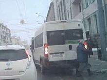 На Таллиннском шоссе столкнулись маршрутка с легковым автомобилем