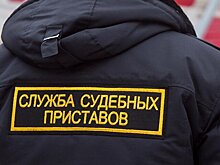 Жительница Екатеринбурга попыталась спрятаться от приставов в диване