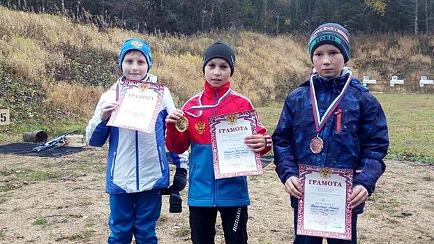 С боевым оружием выступали юные спортсмены на первенстве Вологды по летнему биатлону