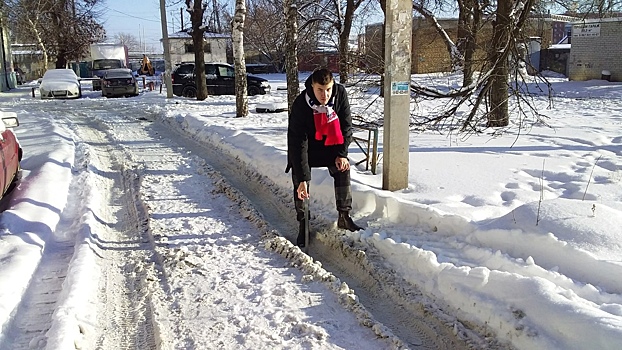 Молодогвардейцы совместно с представителями «ЕР» проверили качество уборки снега во дворах