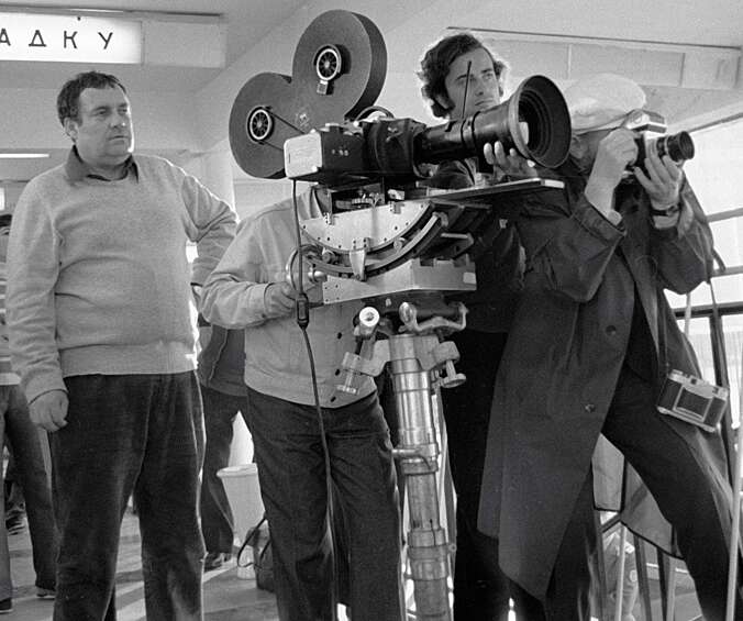 Рязанов со съемочной группой на съемках в аэропорту.