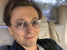 «Дети сами наряжают»: Безруков запечатлел подросшего сына от Матисон у новогодней елки