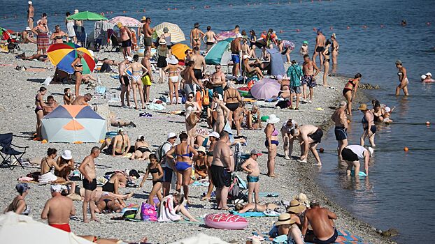 Туристов просят срочно покинуть пляжи в Геленджике