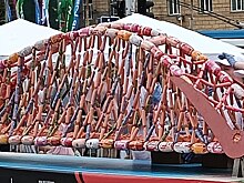 Вкусная достопримечательность: в Новосибирске сделали Бугринский мост из колбасы