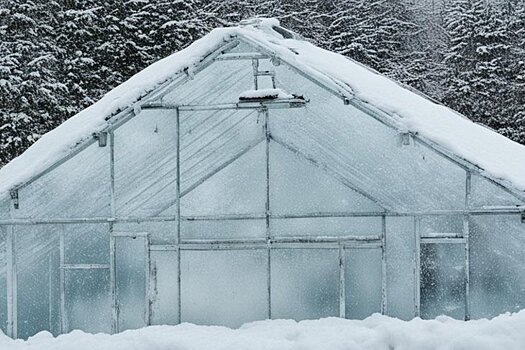 Как чистить крышу теплицы от снега и можно ли сыпать соль
