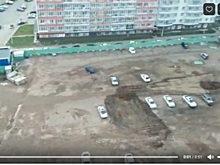 В Красноярске личные автомобили заперли на стройплощадке