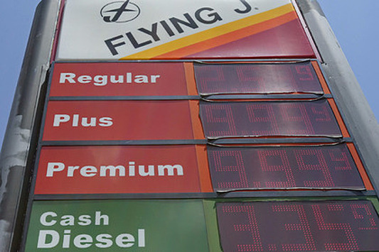 Россия вошла в десятку стран с самым дешевым бензином