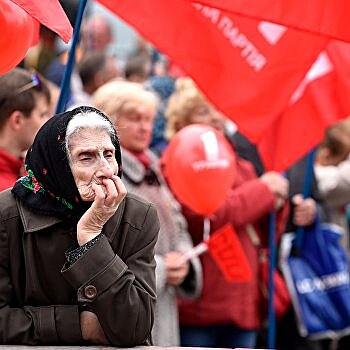 В Харькове участников шествия в честь 1 Мая облили кефиром, а в Николаеве - зеленкой