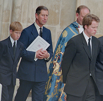 Почему принц Чарльз надел на похороны Дианы синий костюм вместо чёрного
