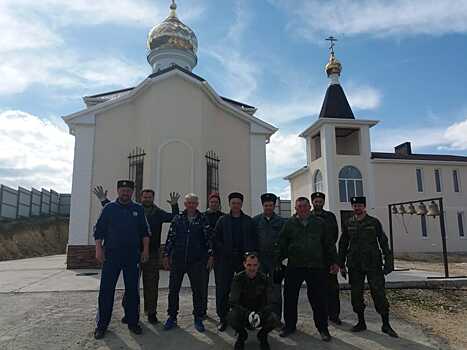 В Анапе казаки провели уборку территории строящегося храма