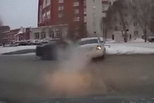 В Омске водитель спровоцировал аварию, чтобы спасти пешеходов
