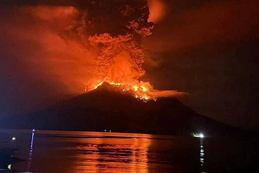 В Индонезии закрыли аэропорт из-за извержения вулкана Руанг