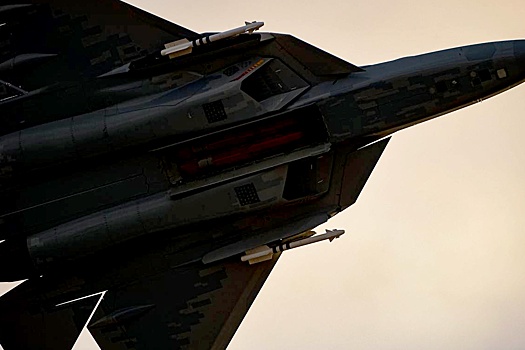 Момент, когда Су-57 показал свое оружие в Дубае, сняли на видео