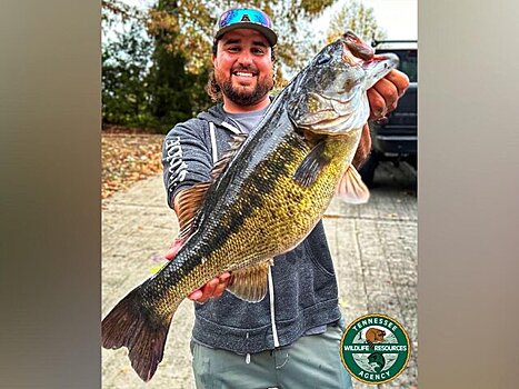 В США мужчина поймал окуня-вредителя и установил рыболовный рекорд