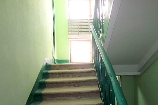 Лестничные клетки и крыльцо привели в порядок в жилом доме в Мытищах после проверки