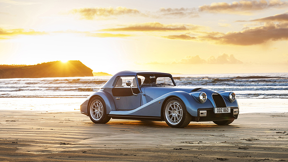 Morgan Supersport — новый флагман британской марки. Сохранив классический дизайн в ретро-стиле, автомобиль стал технологичнее своего предшественника родстера Morgan Plus Six. Для новинки предложена заводская жёсткая крыша, так что её можно превратить и в купе.