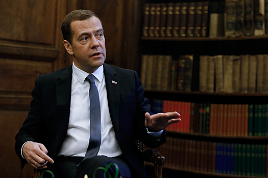 Медведев пояснил слова о новой холодной войне