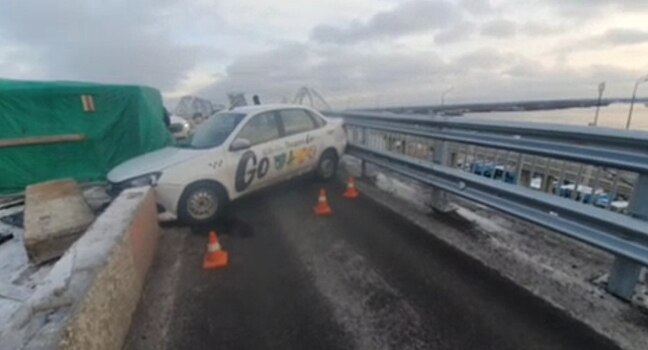 Пассажир такси пострадал в ДТП на мосту в Нижнем Новгороде