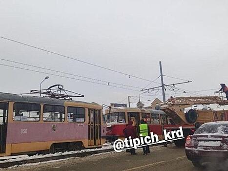 На одной из улиц Краснодара почти на полтора часа остановилось движение трамваев