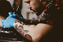Кринж, эзотерика и хайп: какие татуировки предпочитают звезды