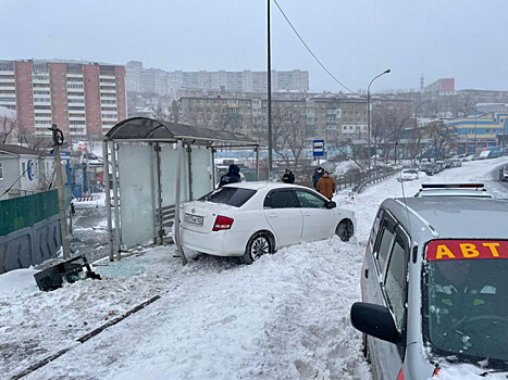 Пешехода сбили на автобусной остановке во Владивостоке