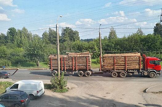В Кирове лесовоз уронил столб и зацепил провода