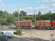 В Кирове лесовоз уронил столб и зацепил провода