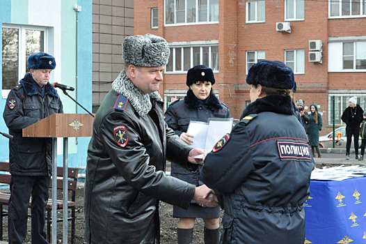 Стражам порядка Челябинска вручили ключи от новых квартир