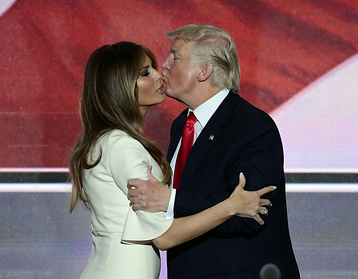 Супруги Трамп радуются победе на выборах в США, 9 ноября 2016 года