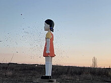 В Донбассе расстреляли из гранатомета огромную куклу из "Игры в кальмара"