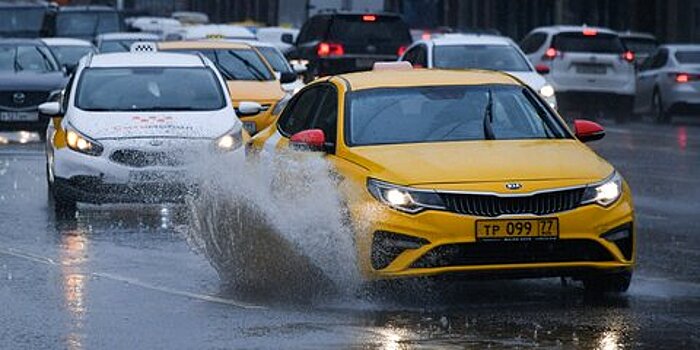 Дептранс попросил столичных водителей пересесть на общественный транспорт