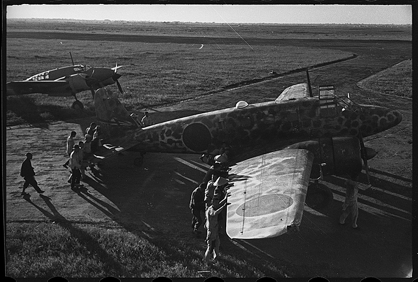 Городской аэродром расчищают от японских самолетов. Чанчунь, Китай. 7 сентября 1945 года