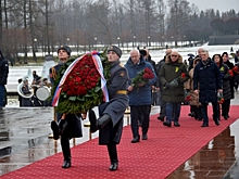 На Пискаревском кладбище почтили память погибших в блокаду жителей и защитников города: фоторепортаж