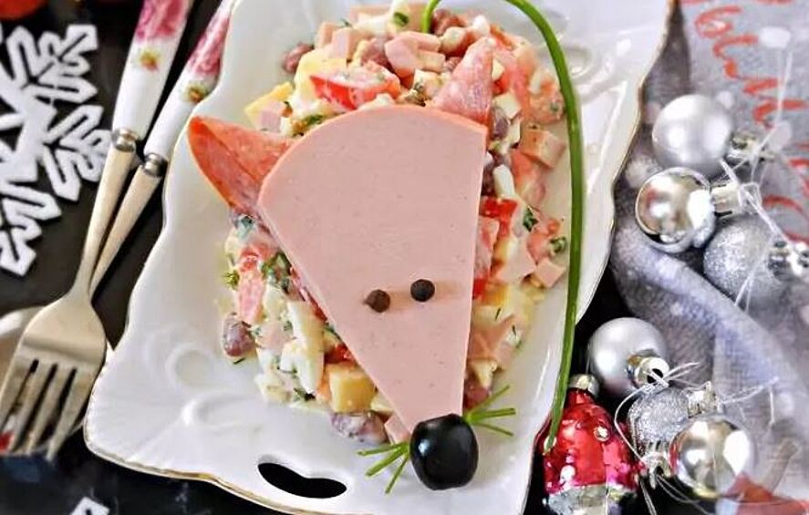 Детская поделка из докторской колбасы венчает традиционный салатик.  