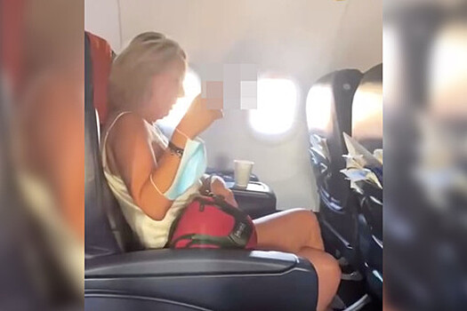 Закурившая в самолете россиянка рассказала, что ее избили в полиции