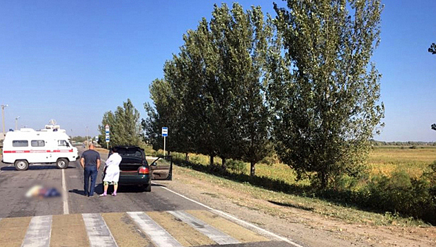 Женщину отбросило на 10 метров после аварии в Астраханской области