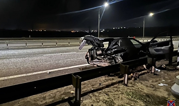 На трассе в Волгоградской области «Приора» ночью врезалась в ограждение