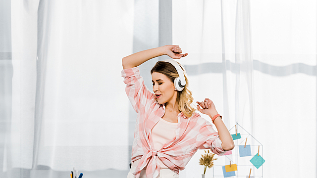 Зачем включать музыку на западной стороне своей квартиры