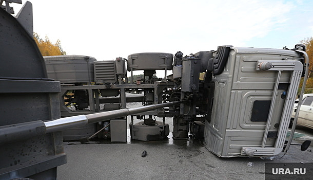 В ДТП с грузовиками на трассе в Курганской области погибли два водителя