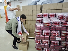 Челябинцы несут беженцам Донбасса муку, макароны, воду