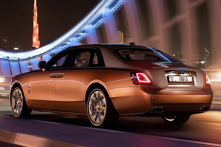 Кузов автомобиля выкрашен в колер Sunrise Sparkle, напоминающий о цвете неба при восходе солнца и о песках пустыни, но для капота, стоек и крыши использован оттенок White Sands. Акценты выполнены в бежевом цвете Moccasin, а радиаторная решётка Pantheon Grille дополнена подсветкой.