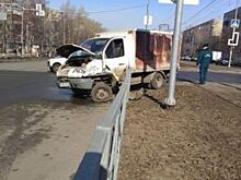 На проспекте Нариманова в Ульяновске трамвай не разъехался с «Газелью»