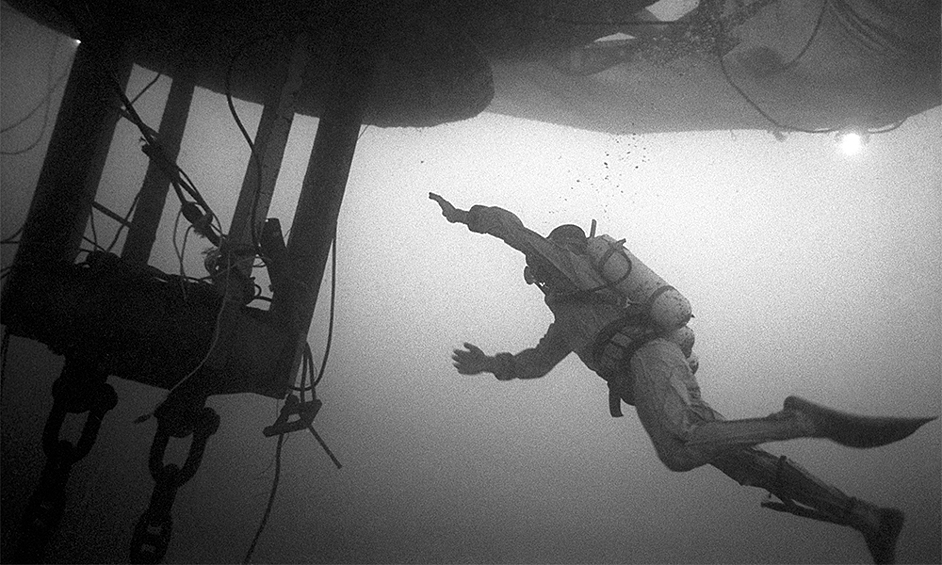 Грузинская ССР. Аквалангист у подводного дома "Садко-3", установленного в Черном море недалеко от Сухуми с целью изучения подводного мира, 1969 год