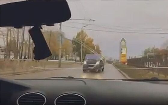 Видео: Водитель объезжает пробку на Зубковой по встречной полосе