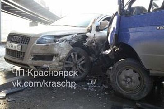 На развязке 4-го моста через Енисей грузовик смял Audi