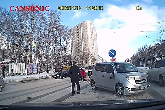 Видео: «Тойота» сбила женщину посреди проспекта Дзержинского