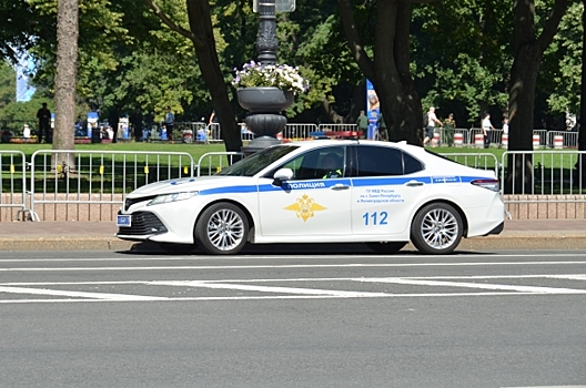 Сотрудника комитета Смольного прокатили на капоте