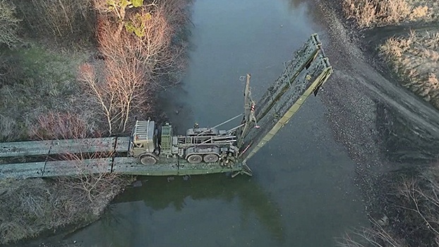 Соединили берега: военные инженеры навели механизированные мосты на Кубани