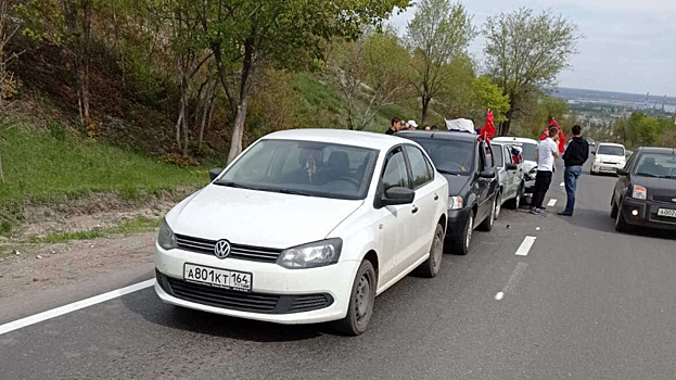 В Заводском районе водители автоколонны с красными флагами устроили массовое ДТП